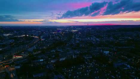 Wunderschöner-Rosa-blauer-Sonnenuntergang-über-Der-Skyline-Von-Arnheim,-Drohnen-Dämmerungspanorama