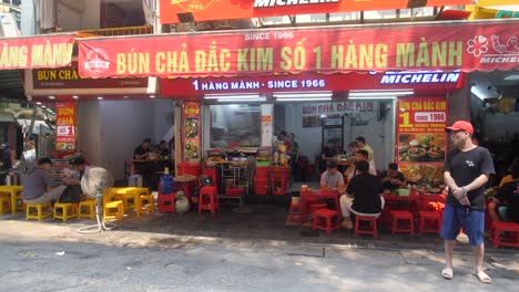 Uno-De-Los-Restaurantes-Más-Antiguos-De-La-Ciudad,-Bun-Cha,-Cerdo-A-La-Parrilla-Y-Fideos