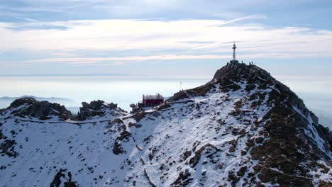 Großes-Kreuz-Auf-Dem-Gipfel-Des-Resegone-Berg-In-Norditalien