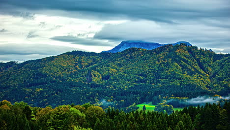 Austria,-Europa-Central:-Un-Paisaje-Impresionante-Con-Niebla-Baja-En-Medio-De-Los-Alpes-Centrales---Timelapse