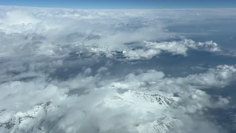 POV-Der-Alpen-Mit-Den-Schneebedeckten-Gipfeln,-Aufgenommen-Aus-Dem-Cockpit-Eines-Flugzeugs-In-Einem-Echtzeitflug-Zum-Flughafen-Turin