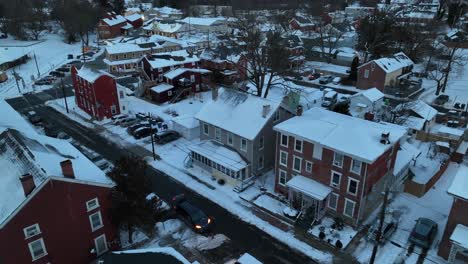 Vuelo-De-Drones-Sobre-Un-Suburbio-Americano-Nevado-Después-De-Una-Tormenta-De-Nieve-Por-La-Noche