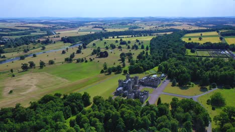 Famoso-Monumento-Escocés-Aéreo,-Pisos-Del-Castillo-En-Kelso-Situado-En-Las-Fronteras-Escocesas,-Escocia,-Reino-Unido