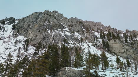 Luftaufnahme-Der-Trostlosen-Wildnis-Mit-Großen-Felswänden-Und-Bergen,-Lake-Tahoe,-Kalifornien