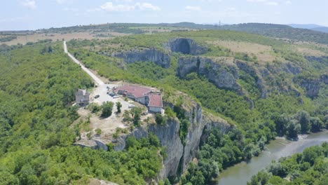 Casa-Cueva-Nacional-Con-Entrada-A-La-Cueva-Prohodna-Al-Fondo-En-Karlukovo,-Bulgaria