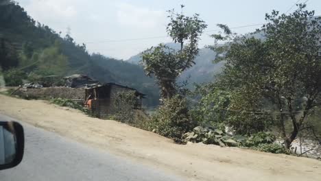 Pasamos-Por-Pequeñas-Tiendas-Y-Estas-Casas-Que-Parecían-Que-Podrían-Caerse-A-Lo-Largo-Del-Camino-En-Nuestro-Camino-A-Pokhara-Desde-Katmandú.