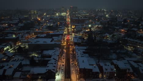 Amerikanische-Stadt-Im-Winter-Mit-Schnee-In-Der-Nacht