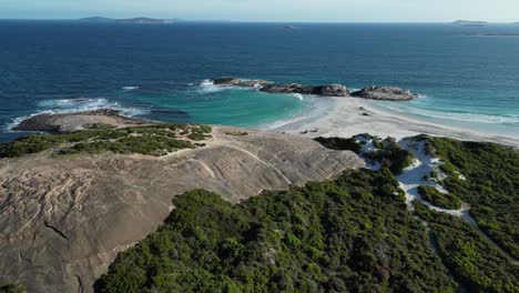 Panoramic-aerial-footage-of-Wylie-Bay-Rock-Beach,-Esperance,-Australia