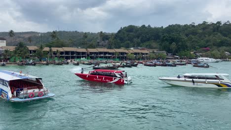 Schnellboote-Vor-Anker-Im-Tonsai-Pier,-Phi-Phi-Inseln