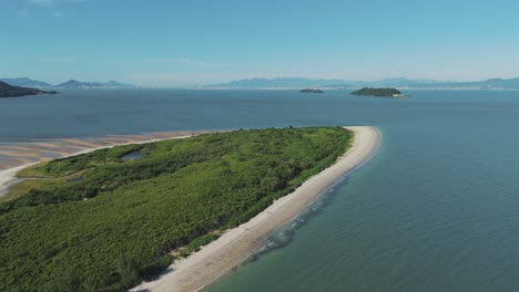 Ein-Panoramablick-Auf-Die-Strände-Daniela-Und-Pontal-Enthüllt-Eine-Bezaubernde-Küstenlandschaft-In-Florianopolis