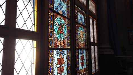 Dentro-De-Vidrio-Colorido-Arte-Vitral-Vitral-Argentina-Basílica-Católica-San-José-De-Flores-Arquitectura-Con-Sol-Brillando-Afuera,-Ambiente-Religioso-Esperanzador-En-La-Ciudad-De-Buenos-Aires