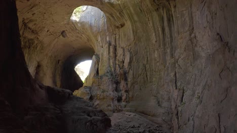 Folgen-Sie-Der-Aufnahme-Der-Tunnel,-Die-Zu-Den-Kammern-Der-Prohodna-Höhle-Führen,-Vorbei-An-Kalksteinwänden-Und-Stalagmiten,-In-Denen-Löcher,-Die-Als-Gottes-Augen-Bekannt-Sind,-In-Karlukovo,-Bulgarien,-Zu-Sehen-Sind