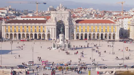 Drohne-Senkt-Sich-Ab-Und-Bildet-Den-Symbolträchtigen-Platz-In-Lissabon,-Portugal,-Der-Touristen-Und-Besucher-Willkommen-Heißt