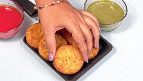 Aloo-Tikki-O-Chuleta-O-Empanadas-De-Papa-Es-Una-Comida-Callejera-India-Popular-Hecha-Con-Papas-Hervidas-Y-Especias