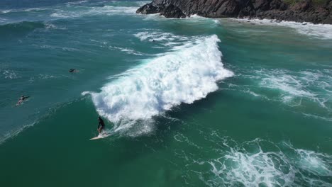 Surfer-über-Den-Meereswellen-Am-Cabarita-Beach-An-Der-Küste-Der-Northern-Rivers,-New-South-Wales,-Australien