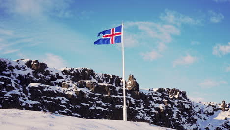 Zeitlupe-Der-Im-Wind-Wehenden-Isländischen-Flagge-Im-Pingvellir-Nationalpark