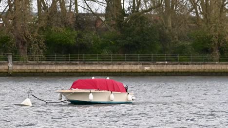 Ready-to-go-out-sailing-on-the-speed-boat,-London,-United-Kingdom