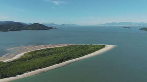 Las-Playas-Pontal-Y-Daniela,-Con-El-Telón-De-Fondo-De-La-Bahía-Norte-De-Florianópolis,-Crean-Una-Vista-Costera-Impresionante