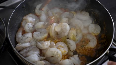 Frische-Garnelen-Mit-Holzlöffel-In-Heißer,-Brodelnder-Sauce-In-Einer-Pfanne-Umrühren