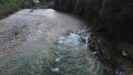 Cascada-De-Un-Río-Cristalino-En-Austria