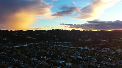 Toma-Panorámica-Aérea-De-Casas-En-El-Valle-De-San-Fernando,-Puesta-De-Sol-En-Los-ángeles