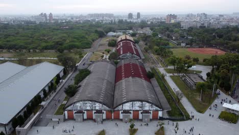 Toma-Aérea-De-Las-Actividades-De-Una-Fábrica-En-La-Ciudad-De-Yokohama,-Prefectura-De-Kanagawa,-Japón.