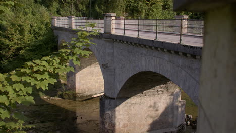 Historische-Steinbrücke-über-Einen-Malerischen-Fluss,-Abendsonne,-Wasserspiegelung