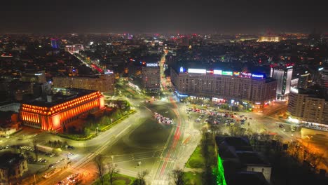Hiperlapso-Aéreo-De-4k-Sobre-La-Plaza-Victoria-Por-La-Noche-En-Bucarest,-Rumania