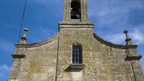 Vista-Inclinada-Hacia-Arriba-De-La-Fachada-De-La-Iglesia-De-San-Tomé-De-Morgade,-Xinzo-De-Limia-Ourense,-Galicia,-España