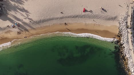 Vista-Aérea-Que-Revela-La-Belleza-De-La-Playa-Chahue-Ubicada-En-Huatulco,-Oexaca,-México