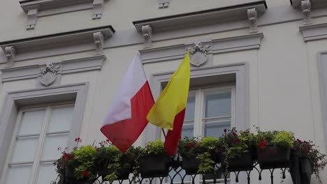 Bandera-Polaca-Y-De-Varsovia-Ondeando-Expuesta-Desde-La-Casa-En-El-Viento