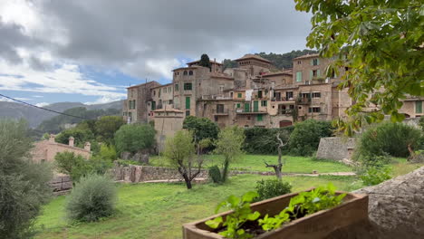 Stone-buildings-in-the-mountain-town-of-Valldemossa,-Mallorca