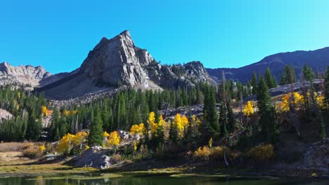 Wunderschöne-Herbstlandschaft-Und-Rocky-Mountains-Am-Lake-Blanche-Im-Big-Cottonwood-Canyon,-Utah