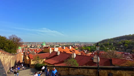 Castillo-De-Praga-Paseo-Por-La-Colina-Turistas-República-Checa-Edificios-Teja-Naranja