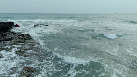 Wellen-Plätschern-Auf-Felsen-Am-Meeresufer