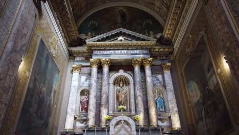 Altar-Principal-De-La-Basílica-De-San-José-De-Flores-Arquitectura-De-La-Iglesia-Techo-Ecléctico-Obra-De-Arte-Dorada-En-Buenos-Aires-Argentina-Punto-De-Referencia-Religioso-Cristianismo