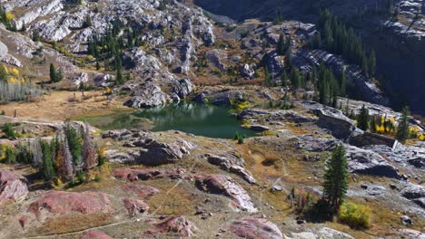 Luftaufnahme-Des-Lake-Lillian-Im-Big-Cottonwood-Canyon-In-Utah-Mit-Wunderschöner-Rocky-Mountains-Landschaft