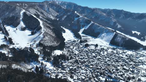 Luftaufnahme-Des-Japanischen-Skigebietsdorfes-Nozawa-Onsen