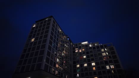 Modernes-Apartment-Block-In-Der-Nacht-Mit-Beleuchteten-Fenstern-Am-Velperweg-Arnhem