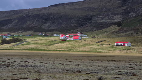 Casas-Y-Granjas-Idílicas-En-El-Paisaje-De-Islandia,-Vista-Amplia
