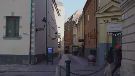 Menschen-Gehen-Auf-Engen,-Gepflasterten-Straßen-In-Der-Altstadt-Von-Malmö,-Schweden