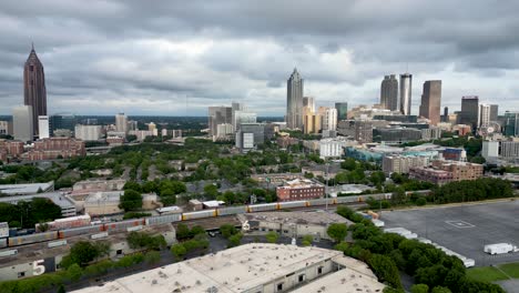 Schwenkbare-Drohnenansicht-Von-Atlanta,-Georgia-Mit-Blick-Auf-Die-Innenstadt-Und-Das-Stadion