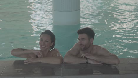 Una-Pareja-Nadando-En-Una-Piscina-Cubierta-Climatizada-Se-Apoya-En-El-Borde