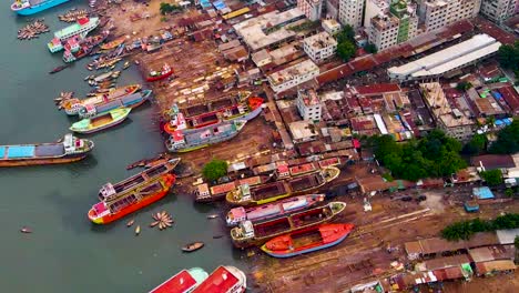 Flying-Over-Sadarghat-City-Port-On-The-Buriganga-River-In-Dhaka,-Bangladesh