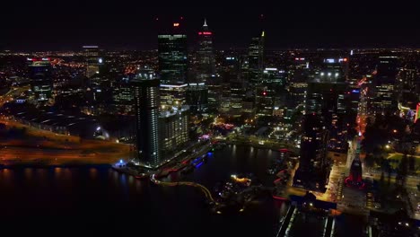 Toma-Panorámica-Aérea-Lenta-Del-Horizonte-De-Perth-CBD-Durante-La-Noche-En-Australia