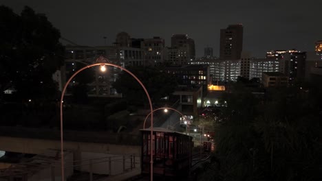 Angels-Flight-Railway-In-Los-Angeles-Bei-Nacht---Zug-Kommt-Am-Oberen-Bahnsteig-An