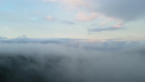 Windräder-Auf-Den-Bergen-Erzeugen-Grüne-Energie,-Umgeben-Von-Wolken-Am-Himmel