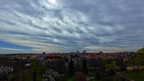 Prag-Tschechische-Republik-Europäische-Stadt-Gebäude-Erhöhte-Ansicht-Bewölkter-Himmel