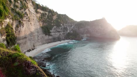 Morning-Sunlight-Over-Diamond-Beach-And-Indian-Ocean-In-Nusa-Penida,-Bali,-Indonesia