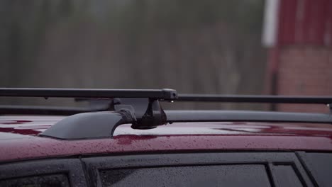 Regen-Fällt-Auf-SUV-Auto-Mit-Dachgepäckträger